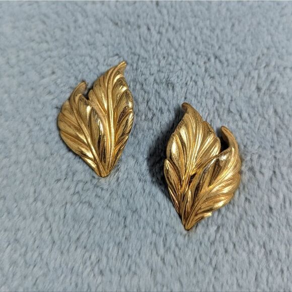 Vintage Goldtone Leaf Motif Pierced Earrings - Picture 5 of 9